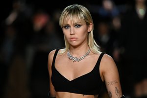 Miley Cyrus prisipažino įklimpusi į alkoholio liūną: „Per pandemiją nukritau žemyn“