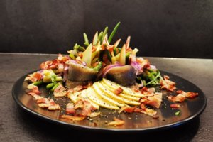 Silkė su šparaginių pupelių salotomis – nenusivilsite išbandę