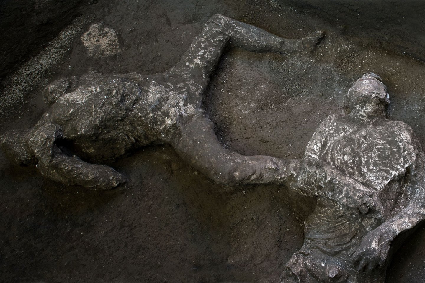  Archeologai atrado ypač gerai išsilaikiusius dviejų vyrų palaikus, kurie išliko po ugnikalnio išsiveržimo, 79 m. sugriovusio senovės Romos miestą Pompėją.<br> Reuters / Scanpix nuotr.