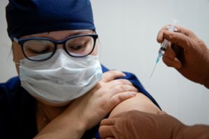 Rusija skelbia apie perskaičiuotą savo koronaviruso vakcinos efektyvumą
