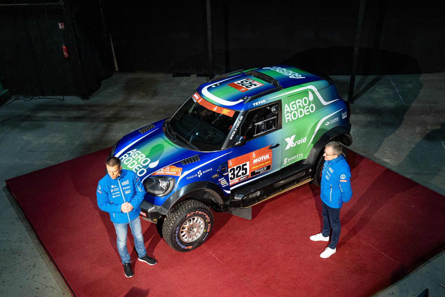 Iki išvykimo į sunkiausiomis pasaulio lenktynėmis pramintą Dakarą likus vos daugiau nei mėnesiui „Agrorodeo“ komandos pilotas Vaidotas Žala tiesioginės transliacijos metu pristatė 3 naujienas.<br>Pranešėjų spaudai nuotr.