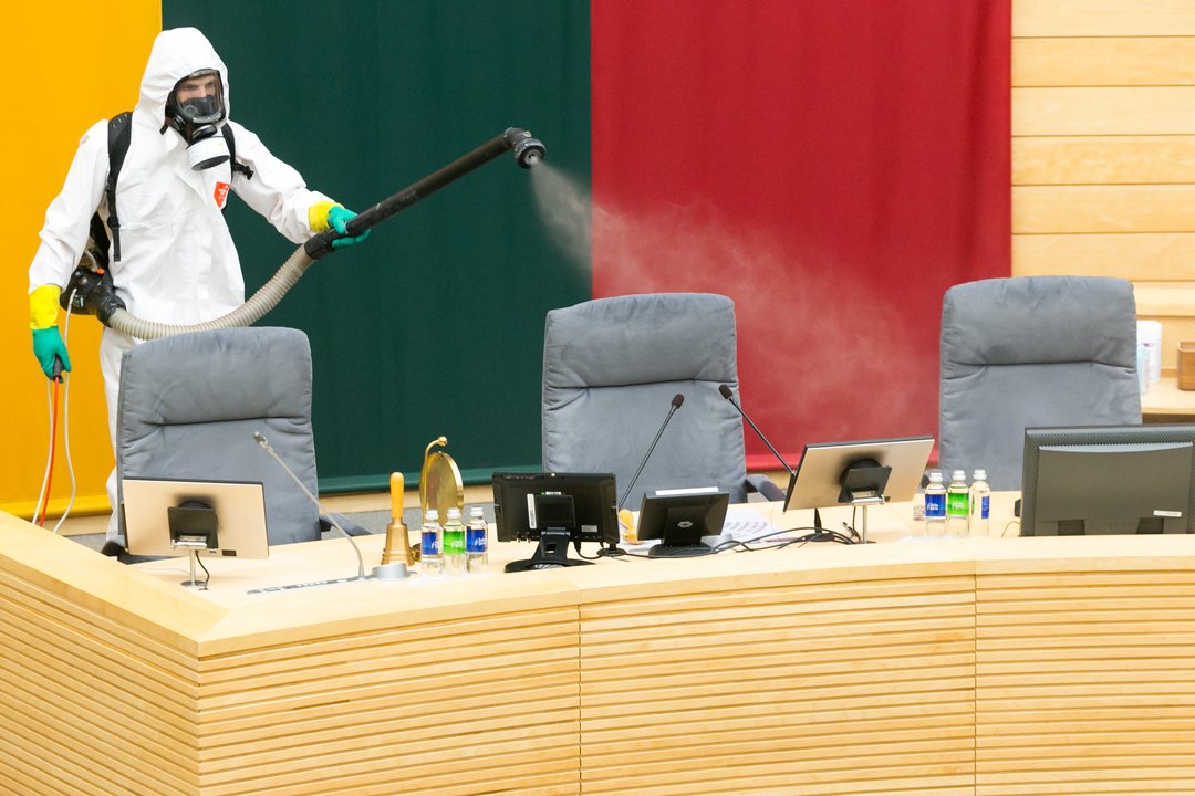 Po antradienį vykusio Seimo plenarinio posėdžio dezinfekuota posėdžių salė ir patalpos. <br>T.Bauro nuotr.