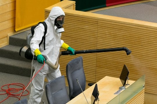 Po antradienį vykusio Seimo plenarinio posėdžio dezinfekuota posėdžių salė ir patalpos. <br>T.Bauro nuotr.