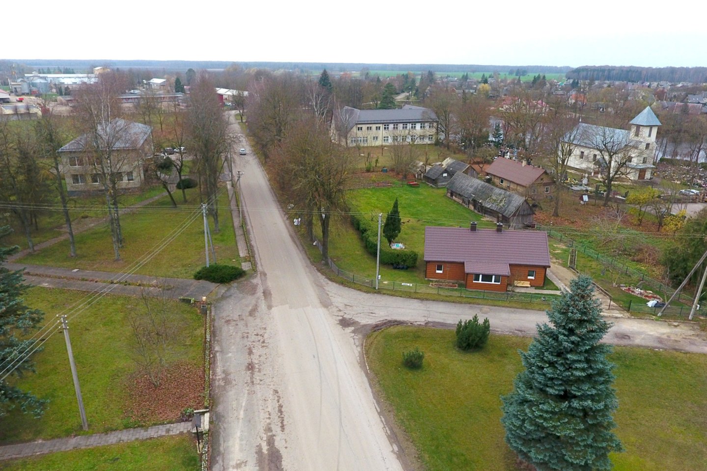 Baigiasi Ėriškių gyvenvietė, baigiasi ir asfaltas, toliau tenka dardėti žvyrkeliu.<br>A.Švelnos nuotr.