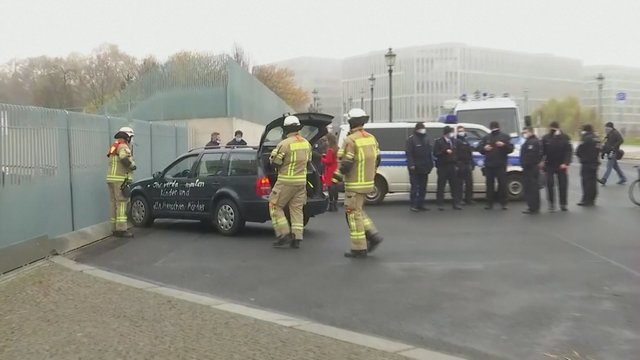 Į A. Merkel kanceliarijos vartus rėžėsi aprašinėtas automobilis: „Jūs prakeikti vaikų ir senolių žudikai“