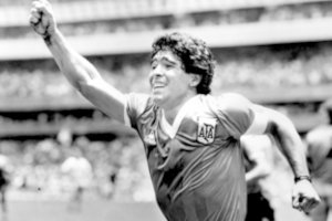 Futbolo pasaulyje – šokas: mirė legendinis Diego Maradona