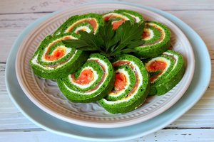 Puošnus ir gardus vyniotinis su lašiša ilgai ant stalo neužsigulės