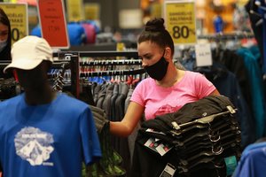 Spalį mažmeninės prekybos įmonių apyvarta – 8,5 proc. didesnė nei prieš metus