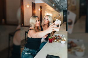 Nesistebi, kad COVID-19 plinta kaip pašėlęs: labiausiai piktina garsenybių elgesys