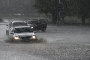 Stipriausias lietus, kokį žmonija kada yra stebėjusi – per kelias minutes sukėlė chaosą ir nusinešė gyvybę