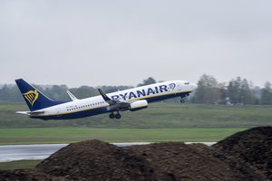 „Juodąjį penktadienį“ skelbianti skrydžių bendrovė dalį bilietų išdalins