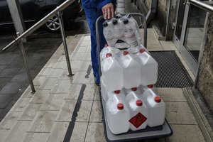 Pastiprinimas medikams: 15 tonų dezinfekcinio skysčio neatlygintinai keliauja į 15 Lietuvos ligoninių