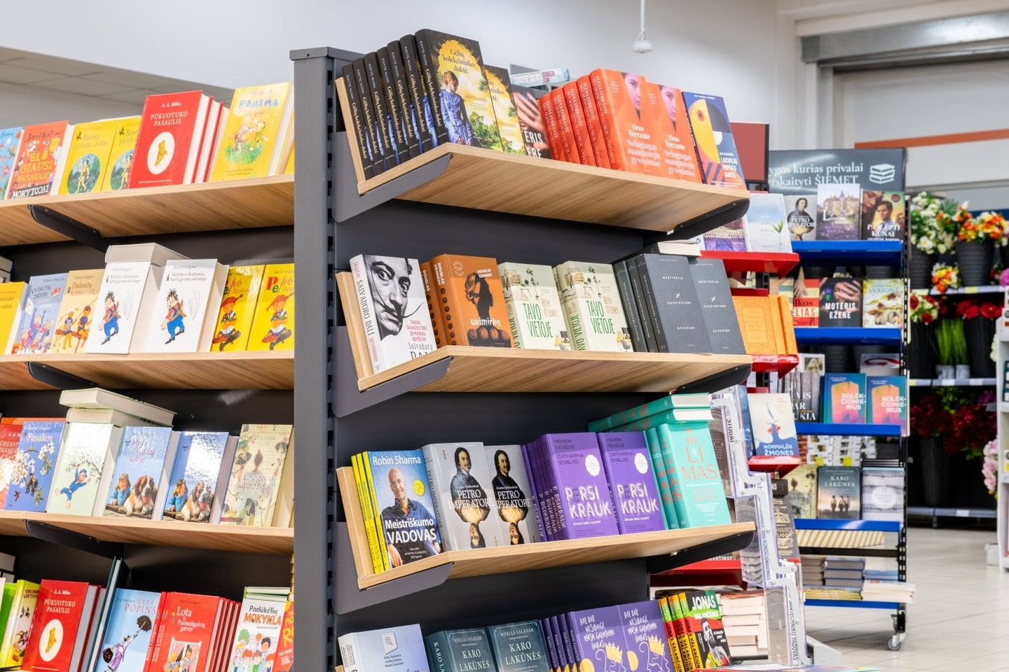 Prekybos tinklas „Senukai“, rugpjūčio mėnesį asortimentą papildęs knygomis, skaičiuoja kas mėnesį augančius jų pardavimus.