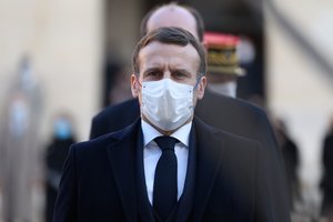 E. Macronas teigė esąs šokiruotas dėl policijos smurto prieš juodaodį prodiuserį