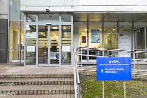 Išskirtiniai kadrai iš laboratorijos: parodė ir papasakojo, kaip atliekami COVID-19 tyrimai