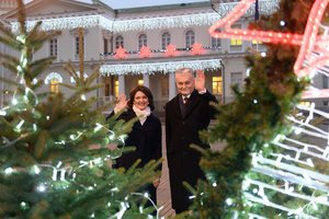 G. Nausėda ir pirmoji ponia įžiebė Prezidento rūmų papuošimus