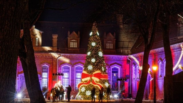Raudondvaryje sužibo pagrindinė Kauno rajono Kalėdų eglė