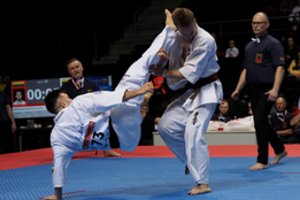 Ant tatamio vėl žengsiantys karatistai džiaugiasi reta galimybe pasivaržyti