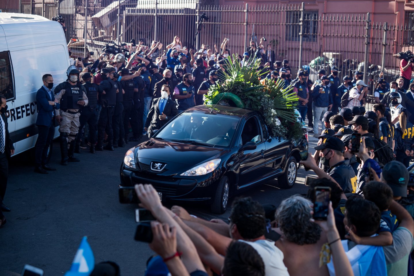 Argentinoje didžiulės minios penktadienį palydėjo į paskutinę kelionę legendinį futbolininką Diego Maradoną, palaidotą Buenos Airių apylinkėse po chaoti<br>Reuters/Scanpix.com nuotr.