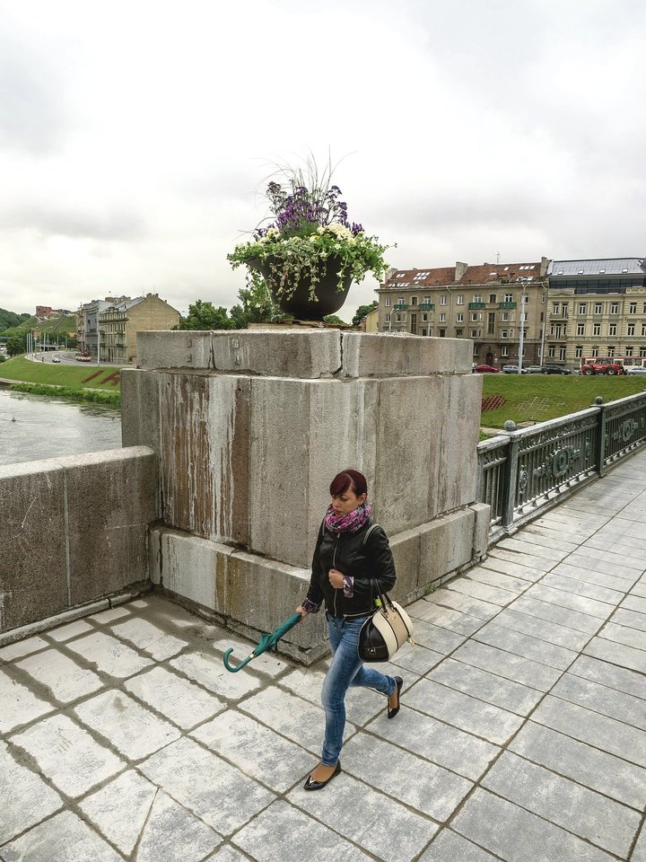 Nukėlus sovietines skulptūras Žaliąjį tiltą kurį laiką dar puošė gėlių vazonai (nuotr.), instaliacijos, o dabar nuspręsta postamentus palikti tuščius.<br>V.Skaraičio nuotr.