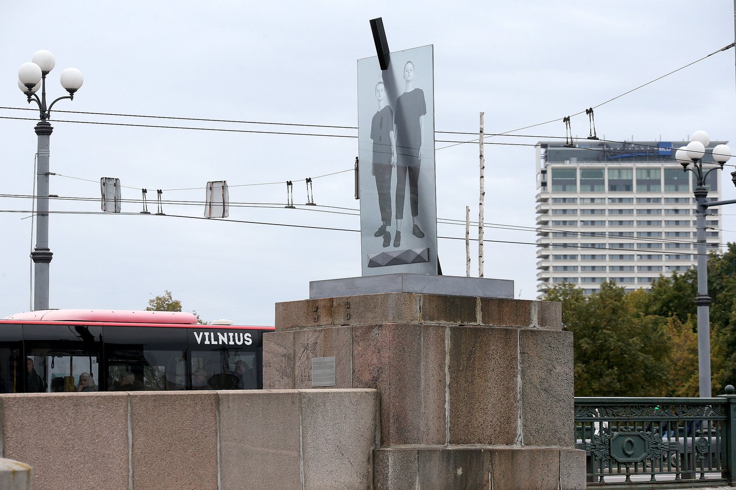 Nukėlus sovietines skulptūras Žaliąjį tiltą kurį laiką dar puošė gėlių vazonai (nuotr.), instaliacijos, o dabar nuspręsta postamentus palikti tuščius.<br>R.Danisevičiaus nuotr.