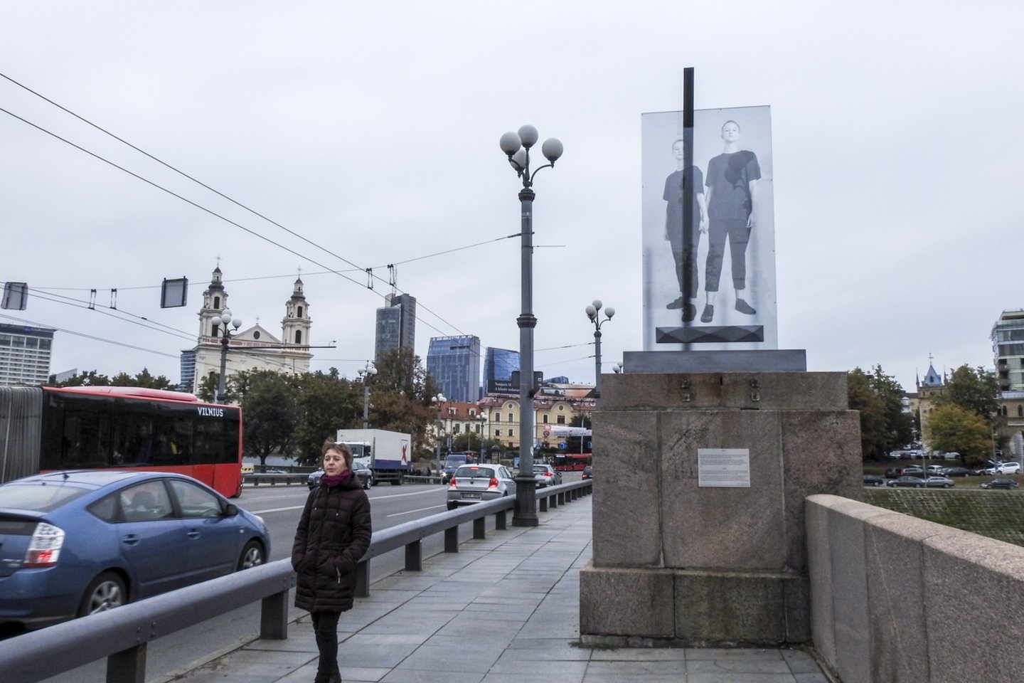 Nukėlus sovietines skulptūras Žaliąjį tiltą kurį laiką dar puošė gėlių vazonai (nuotr.), instaliacijos, o dabar nuspręsta postamentus palikti tuščius.<br>V.Ščiavinsko nuotr.