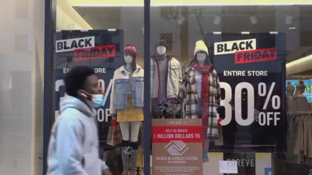 Kitoks „Juodasis penktadienis“: JAV prekybos centrai ištuštėjo, bet pardavimai bus rekordiniai