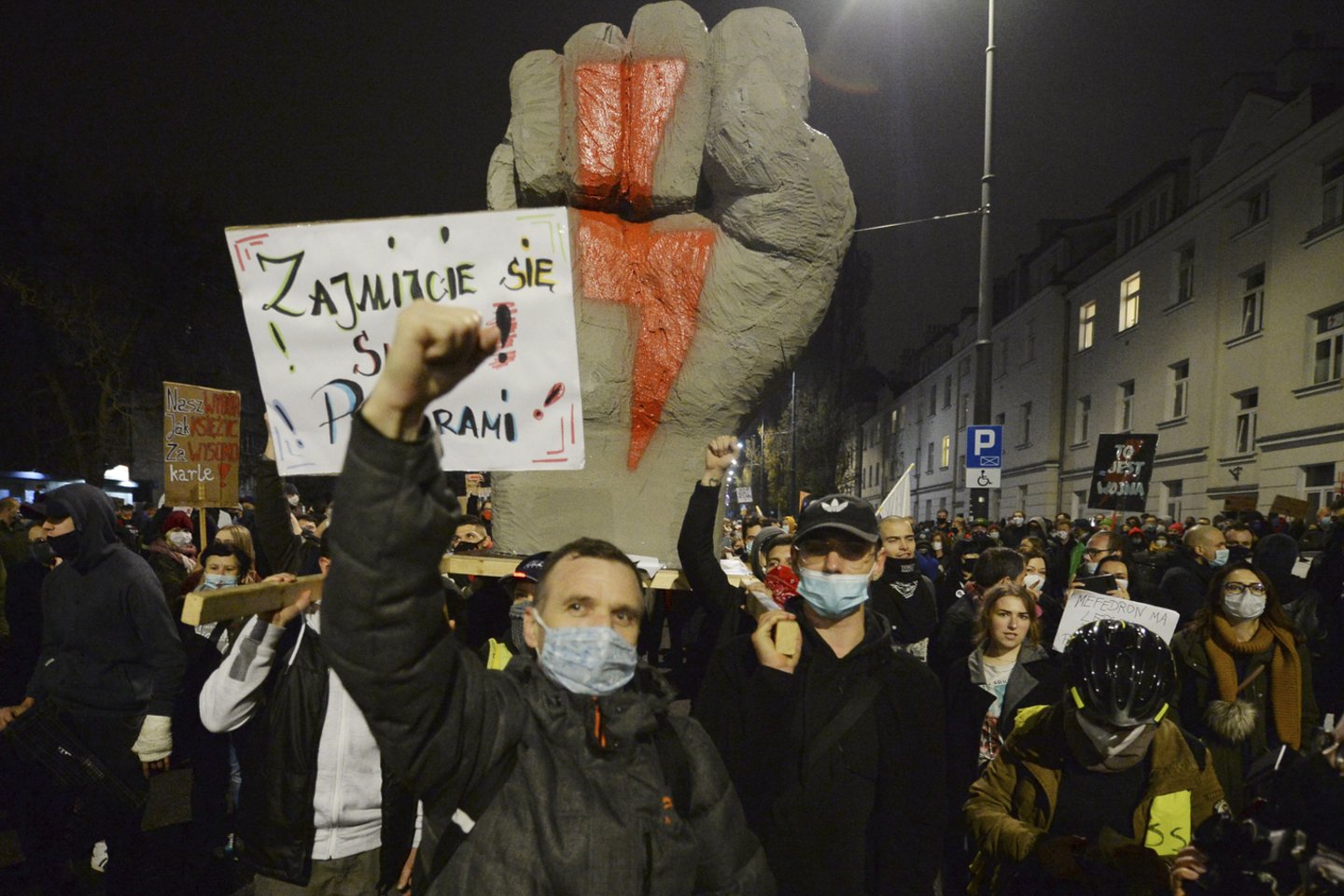 Bandymas uždrausti abortus paskatino žmones Lenkijoje protestuoti Manoma, kad pasiūlymą prastumti bandė organizacija, kuri galimai yra susijusi ir su Kremliumi.<br> AP/Scanpix nuotr.