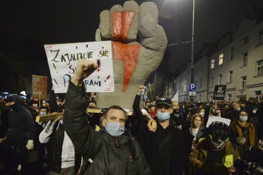 Lenkiją drebinantys protestai – Kremliaus karo su ES pasekmė?