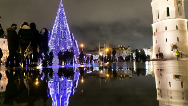 Vilnius įžiebė siurrealistinę Kalėdų eglę: nepaisant karantino, rinkosi minios žmonių