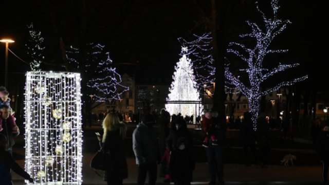 Pasigrožėkite: Panevėžys įžiebė Kalėdų eglę – jai papuošti prireikė per 66 tūkst. šviesos diodų