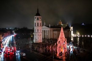 Pasigrožėkite: Vilniuje įžiebta Kalėdų eglė!