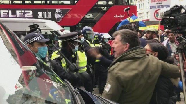 Londone įsiplieskė protestas prieš karantiną: policija susirėmė su demonstrantais