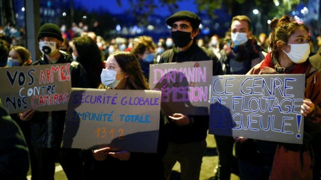Prieš policijos žiaurumą protestavę prancūzai sužalojo 37 policijos pareigūnus