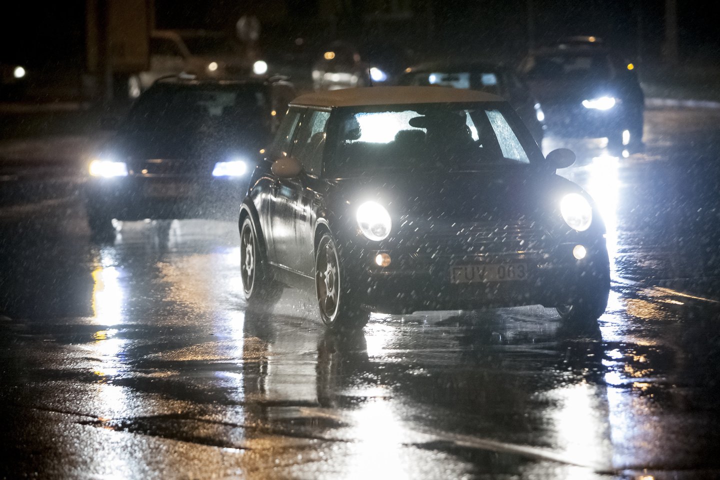 Lietuvos automobilių kelių direkcija naktį vairuotojus ragina važiuoti atsargiai, nes eismo sąlygas sunkins plikledis.<br>D.Umbraso nuotr.