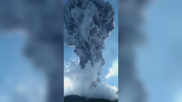 Indonezijoje išsiveržė ugnikalnis: daugiau kaip 2700 gyventojų ieško prieglobsčio