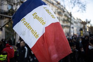 Prancūzijoje keturiems policininkams pateikti kaltinimai dėl juodaodžio sumušimo