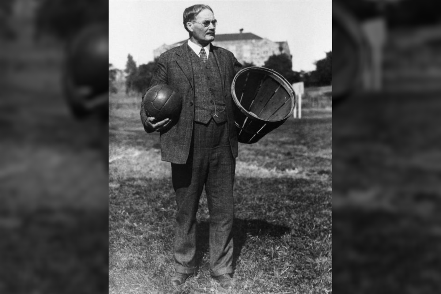 1891 m. JAV Masačusetso valstijos Springfildo koledžo fizinio lavinimo mokytojas Jamesas Naismihtas su savo auklėtiniais pradėjo krepšinio istoriją. Jis skirtingose salės pusėse aukštai pritvirtino krepšius persikams ir pasiūlė į juos mėtyti futbolo kamuolį, nustatydamas tam tikras taisykles, kurios vėliau tapo dabartinio krepšinio taisyklėmis.<br>wikipedia