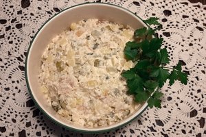 Šios salotos su rūkyta žuvimi nuo stalo dingsta greičiau už baltąją mišrainę