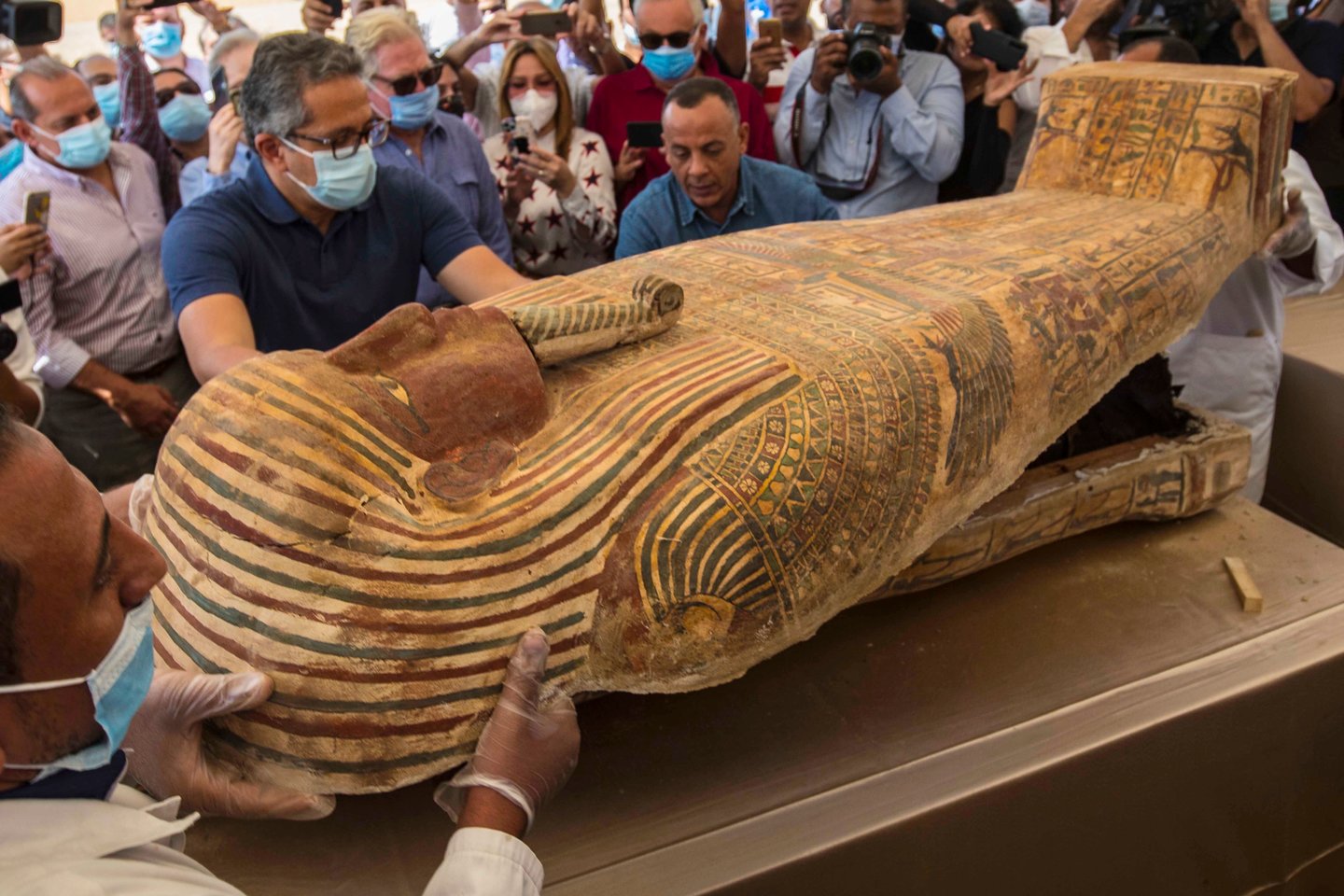  Keletą sarkofagų mokslininkai atidarė – kad ištirtų viduje esančias mumijas.<br> AFP / Scanpix nuotr.