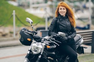 Muzikinio teatro darbuotojai persėdo ant plieninių žirgų