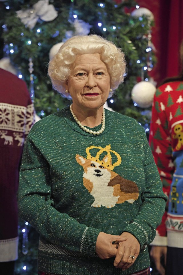 Karalienės Viktorijos giminaitė karalienė Elizabeth II. Monarchė dėvi megztinį, puoštą dievinamos korgių veislės šuns atvaizdu.<br> Scanpix nuotr.