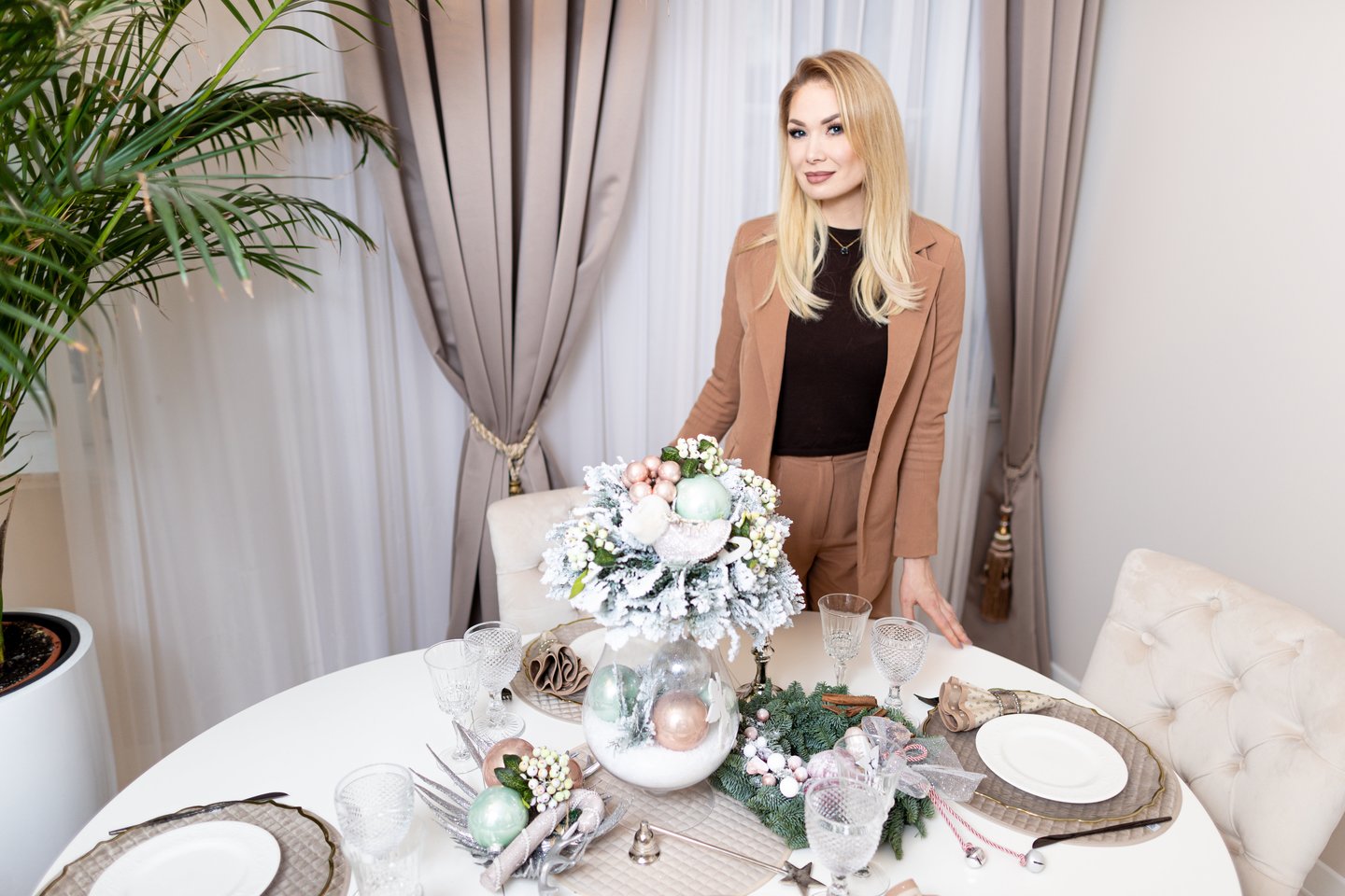 Natalijos namuose Kalėdoms viskas papuošta jos pačios rankomis – pradedant egle, baigiant židinio ar stalo dekoracijomis.<br> Asmeninio albumo nuotr.