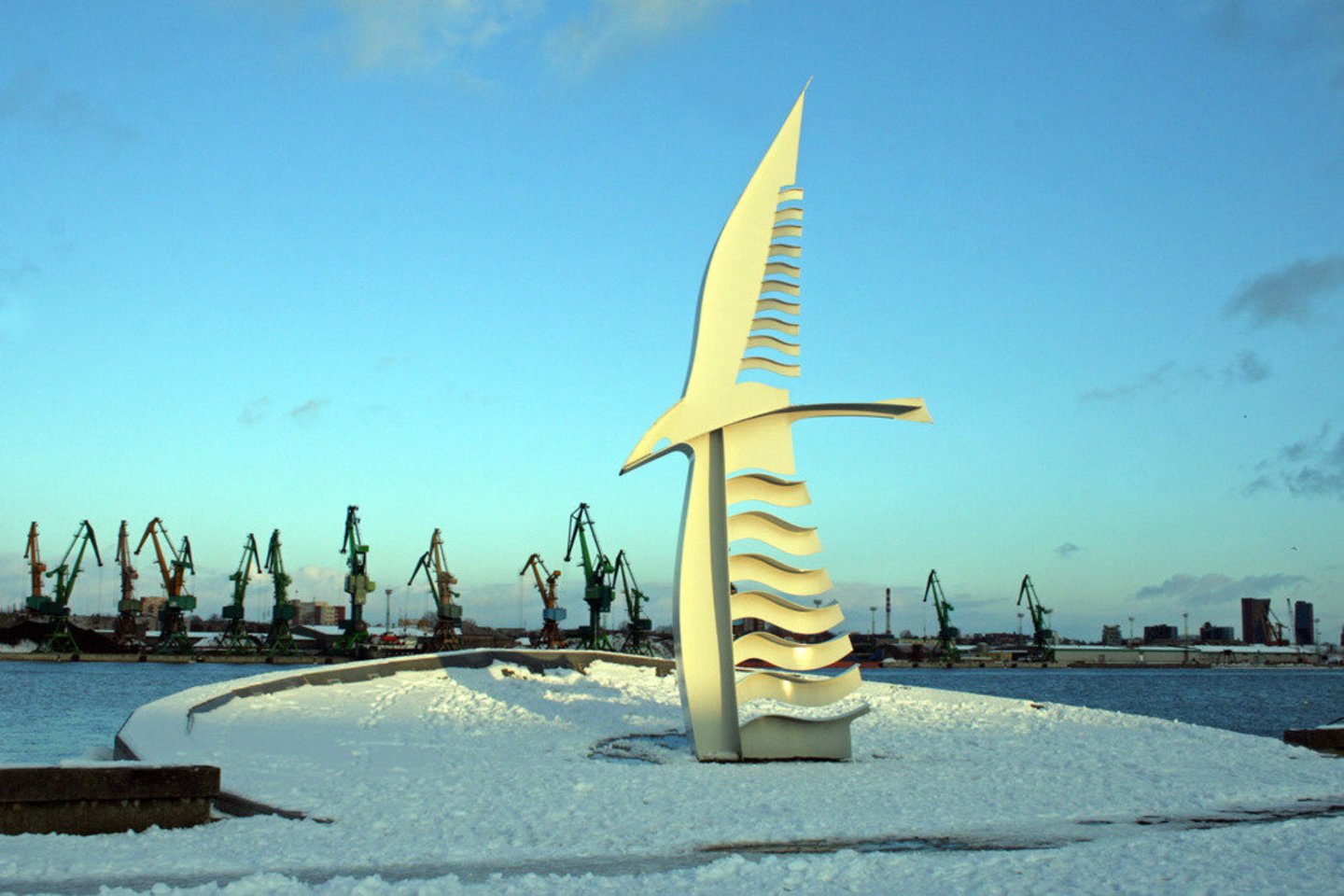 2011 m. Smiltynėje šalia Lietuvos jūrų muziejaus atidengtas skulptorius Klaudijaus Pūdymo paminklas „Albatrosas“ žuvusiems Lietuvos jūrininkams ir nuskendusiems laivams atminti.<br>keliauklietuvoje.lt