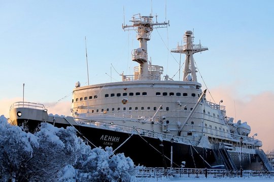 1957 m. Leningrade (dabar Sankt Peterburgas) į vandenį nuleistas pirmasis pasaulyje civilinis antvandeninis atominis laivas ledlaužis „Lenin“.