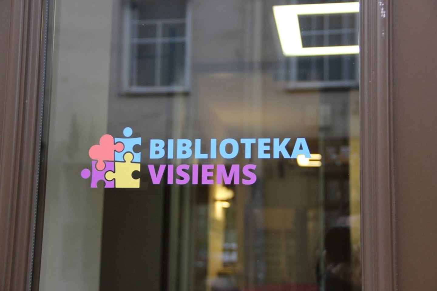 Nuo lapkričio mėnesio Lietuvos viešųjų bibliotekų duris puošia spalvota dėlionė „Biblioteka visiems“.<br> Pranešimo spaudai nuotr.