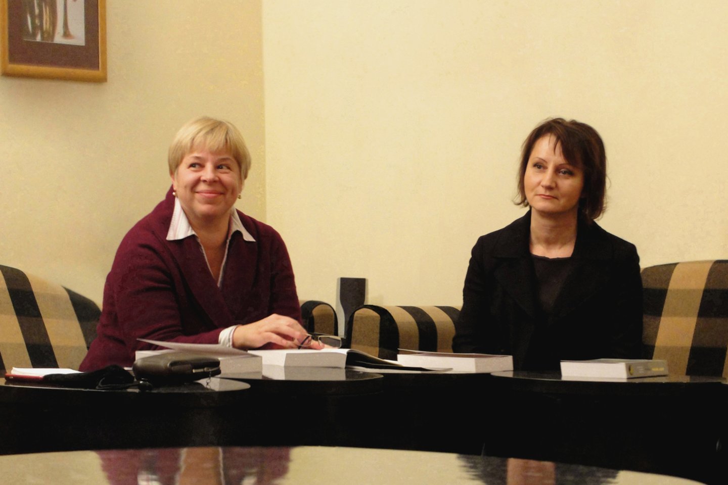  R.Stanevičiūtė-Kelmickienė knygos „Gaidos obertonai“ pristatyme Lietuvos nacionalinėje filharmonijoje su prof. G.Daunoravičiene (kairėje), 2010 m.