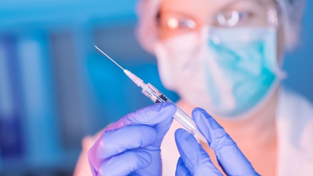 Jungtinė Karalystė leido naudoti vakciną nuo koronaviruso: preparatas pasirodys jau kitą savaitę