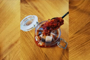 Sluoksniuota silkė su svogūnais ir pomidorų padažu: visi norės pakartoti