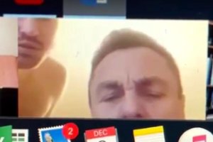 Per nuotolinį Kultūros komiteto posėdį už Petro Gražulio nugaros pasirodė pusnuogis vyras